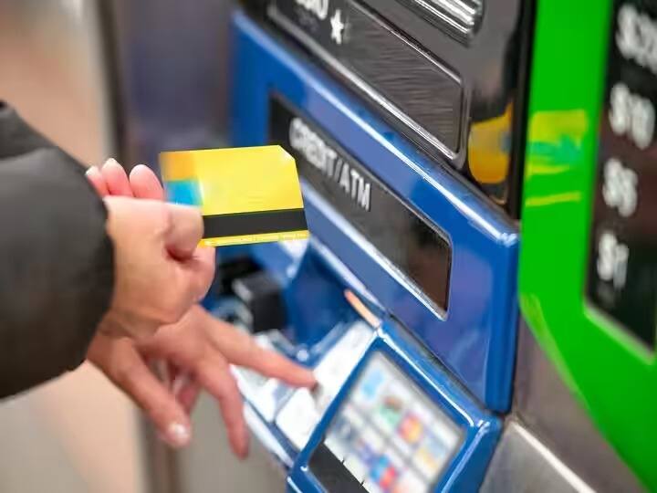 know-about-the-atm-withdrawal-charges-of-sbi-pnb-icici-hdfc-bank ATM Charges: আবার বাড়ল এটিএম চার্জ ! এবার থেকে কত দিতে হবে আপনাকে ?
