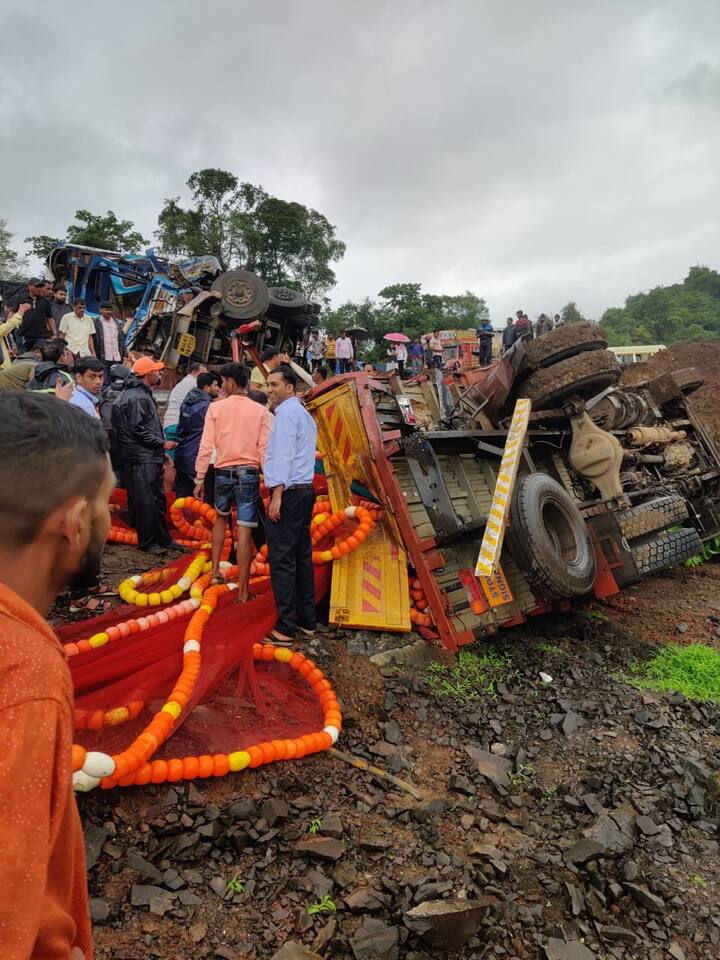 कशेडी वाहतूक पोलीस, खेड पोलीस, स्थानिक ग्रामस्थ आणि वाहन चालक यांनी त्या दोन कामगारांना बाहेर काढण्यासाठी शर्तीचे प्रयत्न केले. परंतु अपघात होऊन बराचसा कालावधी लोटल्यामुळे त्या गंभीरित्या जखमी झालेल्या कामगारांची प्राणज्योत मालवली.