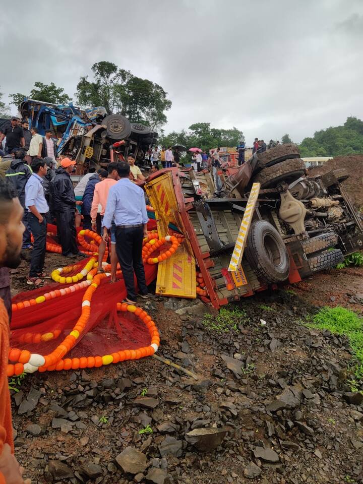 कंटेनरची धडक इतकी जोराची होती की क्षणात टेम्पो रस्त्याच्या डाव्या बाजूला खोल खड्ड्यात पलटी झाला. रात्रीची वेळ असल्यामुळे बचाव कार्यात देखील अनेक अडथळे होते त्यात पाऊस पडत असल्यामुळे टेम्पोच्या खाली अडकलेल्या त्या दोन कामगारांना बाहेर काढताना खूप अडचणी आल्या.