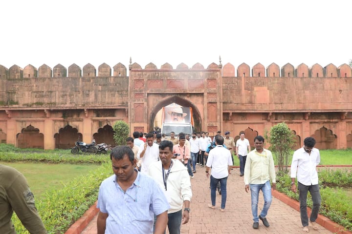৩ অগাস্ট, মুম্বইয়ের স্যার জে জে হাসপাতালে নিতিন দেসাইয়ের মরদেহের অটোপ্সি করা হয়।