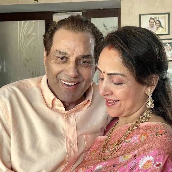 इस उम्र में धर्मेंद्र और शबाना आजमी ने पर्दे पर लिप किस कर तहलका मचा दिया है. मीडिया से बात करते हुए जब धर्मेंद्र से इस बारे में सवाल किया तो उन्होंने कहा...
