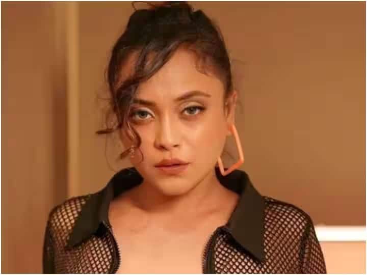 Taarak Mehta Ka Oolth Chashmah Actress Nehal Vadoliya: ટીવીની સૌથી લોકપ્રિય સીરિયલ અત્યારે તારક મહેતા કા ઉલ્ટા ચશ્મા છે. ભારતમાં મોટા ભાગના લોકો આ સીરિયલને ખુબ જ જુએ છે, અને આના દરેક પાત્રો પણ લોકોના મનમાં વસી ગયા છે. આ પહેલા તારક મહેતા કા ઉલ્થ ચશ્મા શૉમાં અભિનેત્રી નેહલ વડોલિયા પોતાના રૉલને લઇને જાણીતી હતી, જોકે એક્ટ્રેસ હાલના દિવસોમાં ઉલ્લુ એપ પર એક પછી એક વેબસીરીઝમાં દેખાઇ રહી છે. આ સિરીઝમાં અભિનેત્રી બૉલ્ડનેસની તમામ હદો પાર કરી રહી છે.