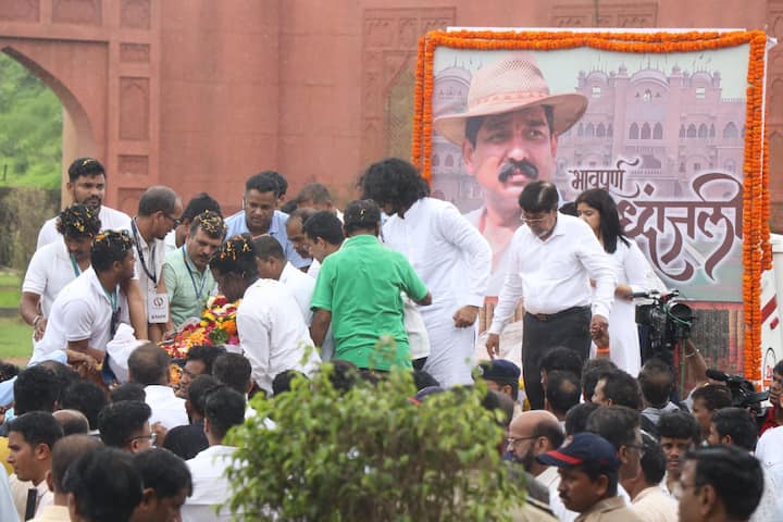 শোনা যায়, ভোর ৪টে নাগাদ একটি ভয়েজ নোট রেকর্ড করেছিলেন শিল্প নির্দেশক। সেখানে তিনি জানিয়েছিলেন তাঁর আর্থিক সমস্যার কথা।