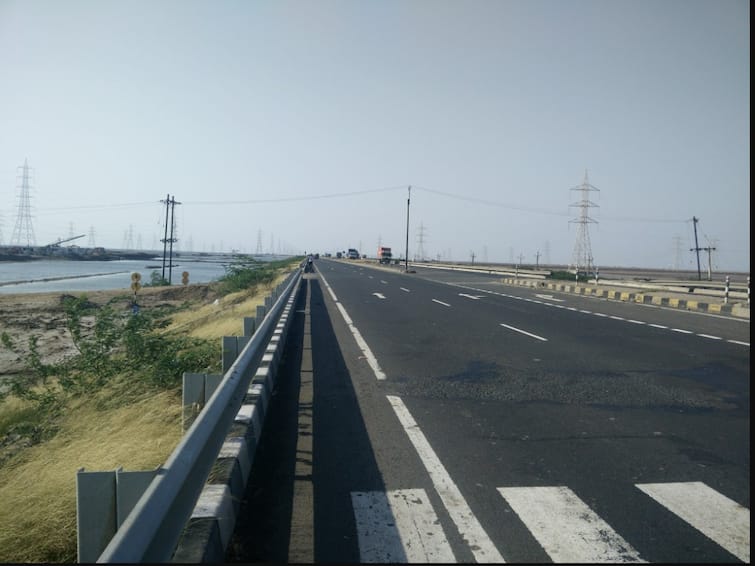 Two people died due to electrocution on Rajkot-Chotila highway Rajkot News: રાજકોટ-ચોટીલા હાઈવે પર ટ્રક પર દોરડું બાંધવા જતા લાગ્યો કરંટ,ડ્રાઈવર-ક્લીનરના ઘટના સ્થળે જ મોત