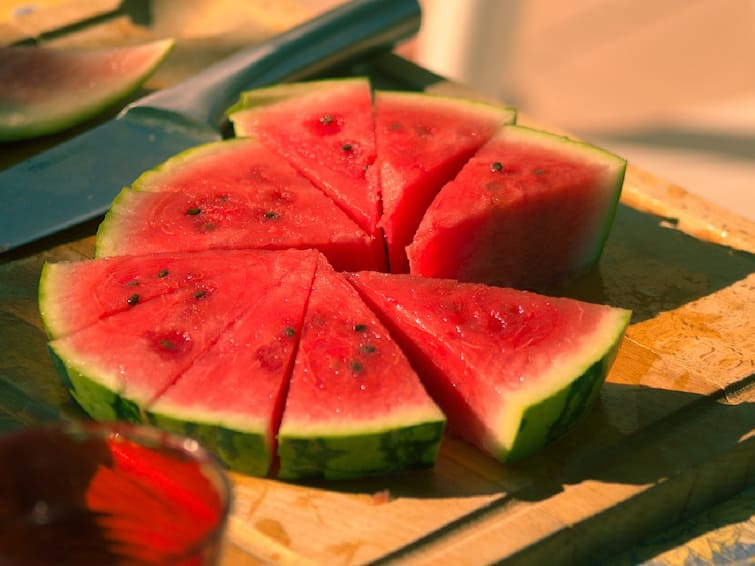 Is eating watermelon on empty stomach good or bad for you? What a nutritionist says Watermelon : வெறும் வயிற்றில் தர்பூசணி சாப்பிடுவது நல்லதா? ஊட்டச்சத்து நிபுணர்கள் சொல்வது என்ன?