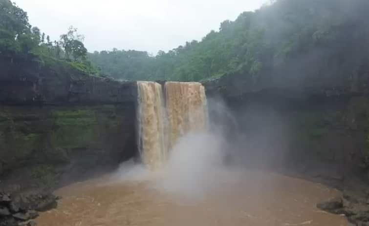 Girmal Waterfall: unseen najro of dangs Girmal Falls Or Gira Dhodh, latest water photos viral Gira Dhodh: સોળે કળાએ ખીલ્યો 'ગીરા ધોધ', પર્વતો અને જંગલોની વચ્ચે ડ્રૉનથી લીધેલી તસવીરોમાં જુઓ નજારો....