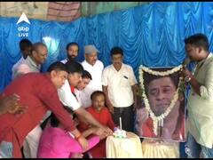 কেক কেটে, ফুল-মালায় সাজিয়ে, প্রিয় সঙ্গীতশিল্পীর জন্মদিবস পালন 'তাহেরপুর কিশোর কুমার ফ্যান ক্লাব'-এর