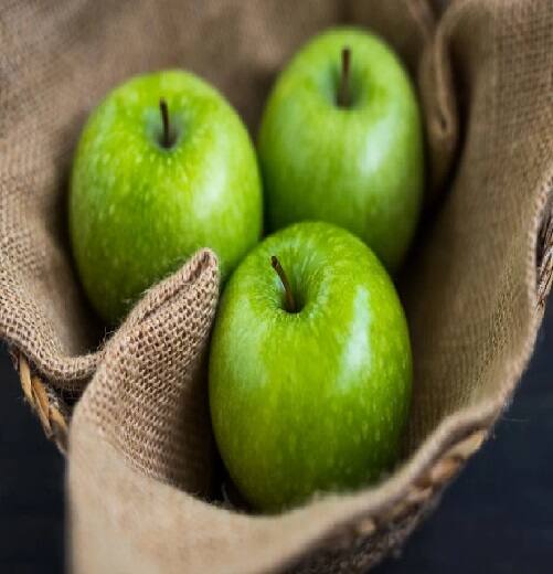 green apple benefits benefits of protein rich green apples green apple beneficial for heart Green apple: ગ્રીન એપ્પલના ફાયદા જાણીને દંગ રહી જશો, આ કારણે સ્કિનને રાખશે યંગ,આ બીમારીમાં છે વરદાન