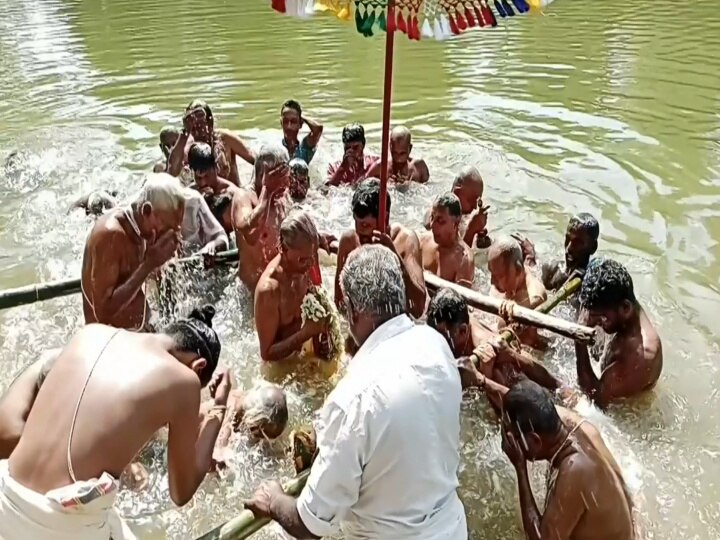 தேரழுந்தூர் ஆமருவியப்பன் கோயில் தீர்த்தவாரி; திரளான பக்தர்கள் புனித நீராடல்