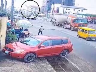 Viral Video: ਭੀੜ-ਭੜੱਕੇ ਵਾਲੀ ਸੜਕ 'ਤੇ ਡਿੱਗਿਆ ਜਹਾਜ਼, ਰਸਤੇ 'ਚ ਮਚ ਗਈ ਹਫੜਾ-ਦਫੜੀ, ਆਪਣੀ ਜਾਨ ਬਚਾਉਣ ਲਈ ਭੱਜੇ ਲੋਕ