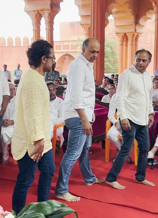 आमिर के अलावा आशुतोष गवारिकर भी नितिन के परिवार के दुख में शामिल हुए और उनके अंतिम दर्शन किए.