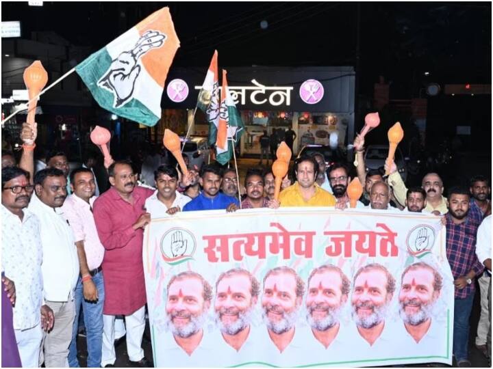 chhattisgarh congress workers celebrated after rahul gandhi defamation case verdict comes ann Chhattisgarh: राहुल गांधी की सजा पर रोक के बाद कांग्रेस का अनोखा जश्न, गदा लेकर सड़क पर उतरे कार्यकर्ता