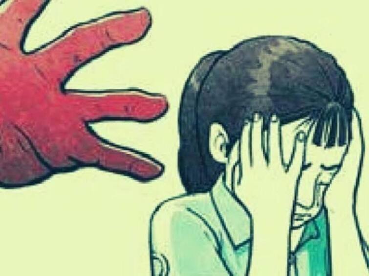 3rd class girl sexually harassed in school toilet for 1 week in a row Sweeper arrested ”லஞ்ச் கம்மியா கொடுங்க; அப்போதான் பள்ளியில் பாத்ரூம் போக வேண்டாம்” - குழந்தையின் காரணத்தை கேட்டு அதிர்ந்த தாய்!