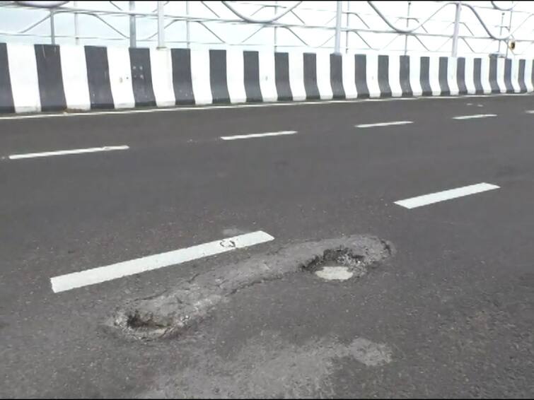 potholes on samruddhi highway within 6 months potholes and bridges are also cracked on highway maharashtra buldhana Marathi News Samruddhi Highway Potholes : समृद्धी महामार्गाला खड्ड्यांचं ग्रहण; 55 हजार कोटी खर्च करुन बांधलेल्या महामार्गावर खड्डेच खड्डे, तर पुलांनाही भेगा