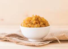 ਸਵੇਰੇ ਪੇਟ ਖਾਲੀ ਪੇਟ ਪੀਓ ਕਿਸ਼ਮਿਸ਼ ਦਾ ਪਾਣੀ, ਸਰੀਰ ਤੋਂ ਦੂਰ ਹੋ ਜਾਣਗੀਆਂ ਇਹ ਦਿੱਕਤਾਂ, ਹੋਣਗੇ ਇਹ ਜ਼ਬਰਦਸਤ ਫਾਇਦੇ