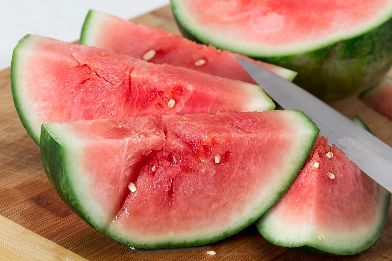 Watermelon : வெறும் வயிற்றில் தர்பூசணி சாப்பிடுவது நல்லதா? ஊட்டச்சத்து நிபுணர்கள் சொல்வது என்ன?