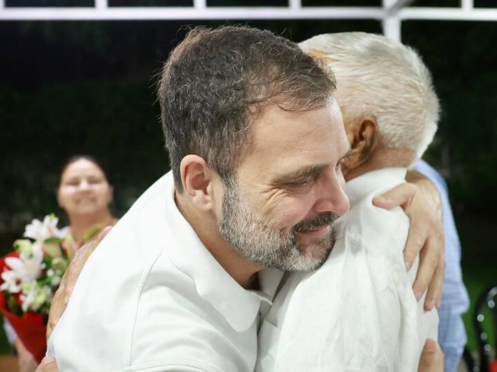 राहुल गांधी के यहां पहुंचने पर बिहार के पूर्व सीएम लालू यादव ने उन्हें गुलदस्ता भेंट किया और फिर गले लगाया. इस मुलाकात को लेकर एक दिलचस्प जानकारी सामने आई है. सूत्रों के मुताबिक लालू यादव ने राहुल गांधी को चंपारण मटन की रेसिपी सिखाई. इस तरह सुप्रीम कोर्ट से राहत मिलने के बाद राहुल गांधी ने लालू यादव के हाथों का मटन खाकर जश्न मनाया.