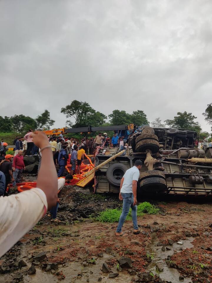 हा अपघात संध्याकाळी सहा वाजण्याच्या सुमारास झाला. घटनास्थळावरुन मिळालेल्या माहितीनुसार,राजापूरहून अलिबागच्या दिशेने मासेमारी करण्याचे जाळे घेऊन जाणाऱ्या आयशर टेम्पोला पाठीमागून येणाऱ्या कंटेनरने जोरदार धडक दिली.