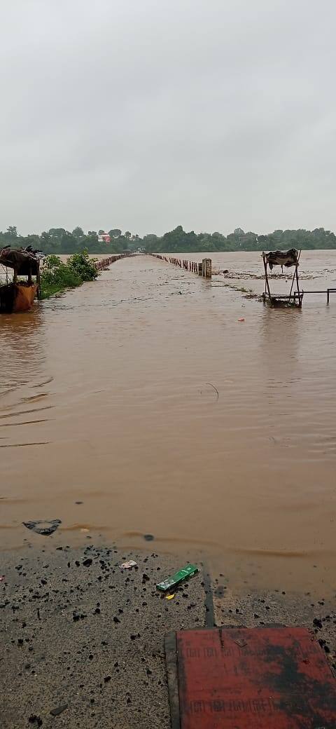 पिछले 24 घंटे से बारिश हो रही है. अति वर्षा से नर्मदा में बाढ़ जैसी स्थिति हो गई है. पुल डूबने से आवागमन बंद हो गया है.