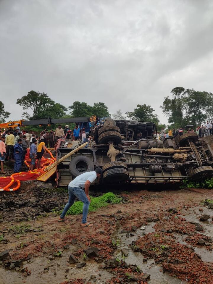 मुंबई-गोवा महामार्गावरील भोस्ते घाटात कंटेनरचे ब्रेक निकामी झाल्यामुळे कंटेनरने आयशर टेम्पोला पाठीमागून धडक दिली.  या अपघातात आयशर टेम्पोमधील दोन जणांचा जागीच मृत्यू झाला आहे.