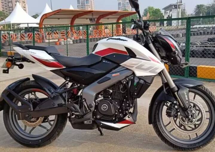 ਬਜਾਜ ਆਟੋ ਚੌਥੇ ਨੰਬਰ 'ਤੇ ਹੈ, ਇਸ ਨੇ ਜੁਲਾਈ 2023 'ਚ 1,41,990 ਵਾਹਨ ਵੇਚੇ ਹਨ। ਇਸਦੀ ਘਰੇਲੂ ਵਿਕਰੀ YoY ਆਧਾਰ 'ਤੇ 13.6 ਫੀਸਦੀ ਅਤੇ MoM ਆਧਾਰ 'ਤੇ 14.6 ਫੀਸਦੀ ਘਟੀ ਹੈ।