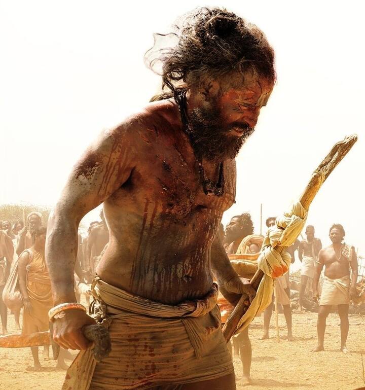 காட்டுவாசி பெண்ணை போல் உடை மற்றும் ஆபரணங்களை அணிந்திருக்கும் மாளவிகா மோகனன் கையில் ஆயுதத்தை கையில் ஏந்தி இருக்கும் போஸ்டரை பகிர்ந்த ரசிகர்கள், அவருக்கு பிறந்த நாள் வாழ்த்து கூறி வருகின்றனர்.