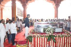 Nitin Desai की अंतिम यात्रा में नम आंखों के साथ पहुंचे Aamir Khan, परिवार का रो-रोकर हुआ बुरा हाल, देखिए तस्वीरें