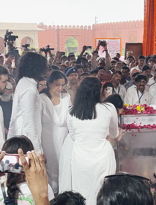नितिन के अंतिम दर्शन में उनकी परिवार की काफी बुरी हालत दिखी. सब इस दौरान रोते-बिलखते हुए नजर आ रहे हैं.