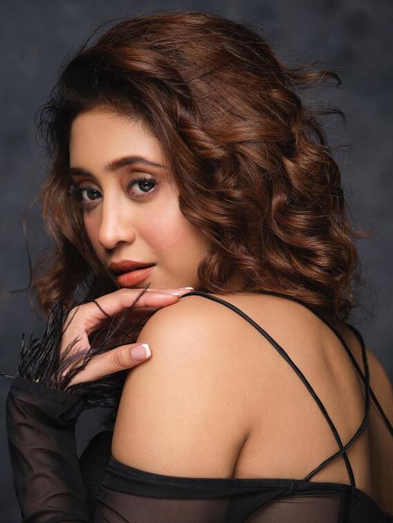 इन स्टार्स के साथ पर्दे पर रोमांस कर चुकीं हैं शिवांगी जोशी