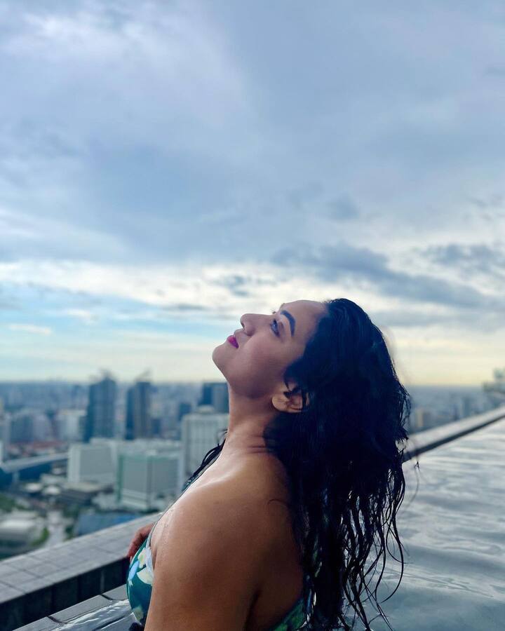 తెలుగులో దాదాపు 15 సీరియల్స్ కు పైగా నటించి సీరియల్ నటి అష్మిత కర్ణని. ఈటీవీలో ప్రసారమైన పద్మవ్యూహం సీరియల్ తో తెలుగు ప్రేక్షకులకు పరిచయం అయ్యింది.