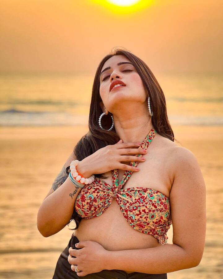 బిగ్ బాస్ కి వెళ్లొచ్చిన తర్వాత వరుస పెట్టి అవకాశాలు అందిపుచ్చుకుంటుంది.  Image Credit: Sravanthi Chokarapu / Instagram