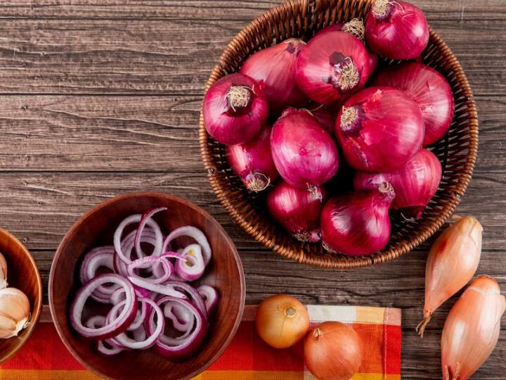 जब आप प्याज को छील लें तो धोकर एक पानी से भरे बर्तन में डाल दें. फिर एक-एक करके निकालें और पतला-पतला काटें. अगर आप कॉन्टैक्ट लेंस का इस्तेमाल करते हैं तो प्याज काटते वक्त भी इसका इस्तेमाल कर सकते हैं, क्योंकि फिर आंसू आने की संभावना काफी हद तक कम हो जाती है. इसके अलावा, आप स्पैक्स का भी इस्तेमाल कर सकते हैं.