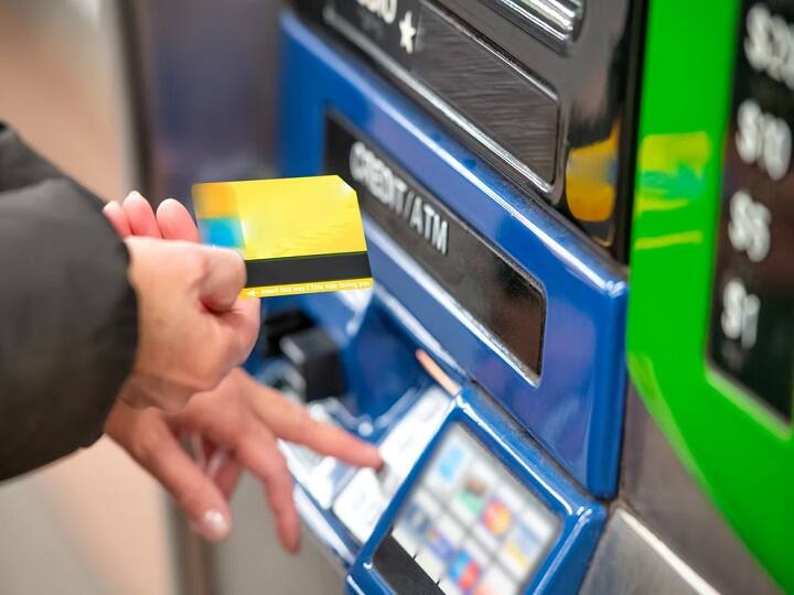 Know About The ATM withdrawal charges of SBI PNB ICICI HDFC Bank ATM Withdrawal Charges: एटीएम से कैश विड्रॉल पर देना पड़ता है चार्ज, जानिए अलग-अलग बैंकों पर कितना लगता है शुल्क