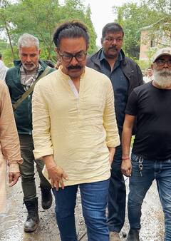 Nitin Desai की अंतिम यात्रा में नम आंखों के साथ पहुंचे Aamir Khan, परिवार का रो-रोकर हुआ बुरा हाल, देखिए तस्वीरें