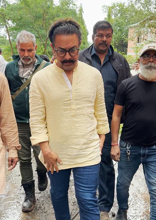 नितिन देसाई के अंतिम दर्शन के लिए फेमस एक्टर आमिर खान भी पहुंचे. जो इस दौरान काफी उदास दिखाई दिए.