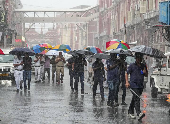 শহর থেকে গ্রাম- আবহাওয়ার উপর নির্ভর করে গোটা দিনের কাজের পরিকল্পনা। রেডিও বা সংবাদমাধ্যমে তাই সেদিকে নজর থাকেই।