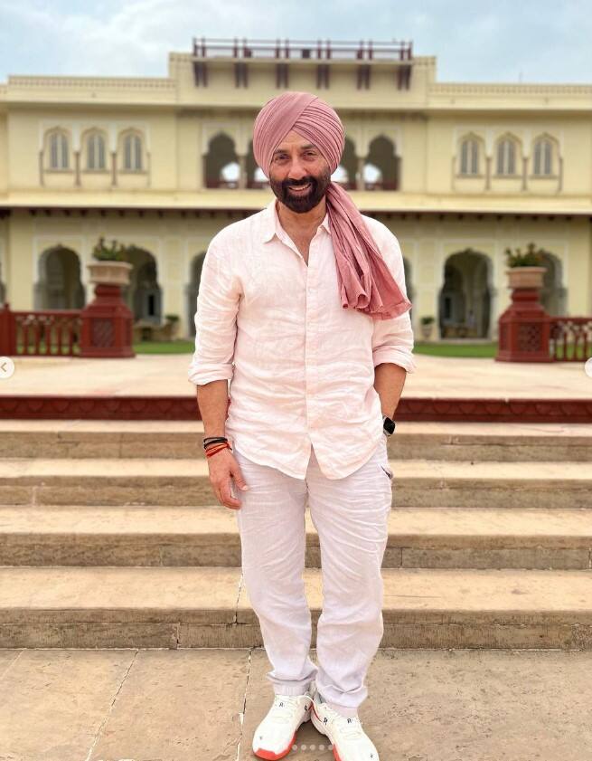 ਅਦਾਕਾਰ ਸੰਨੀ ਦਿਓਲ ਵੱਲੋਂ ਆਪਣੇ ਸੋਸ਼ਲ ਮੀਡੀਆ ਹੈਂਡਲ ਉੱਪਰ ਅਮੀਸ਼ਾ ਪਟੇਲ ਨਾਲ ਸ਼ਾਨਦਾਰ ਤਸਵੀਰਾਂ ਸਾਂਝੀਆਂ ਕੀਤੀਆਂ ਗਈਆਂ ਹਨ। ਜਿਨ੍ਹਾਂ ਨੂੰ ਪ੍ਰਸ਼ੰਸਕਾਂ ਦਾ ਭਰਪੂਰ ਪਿਆਰ ਮਿਲ ਰਿਹਾ ਹੈ।