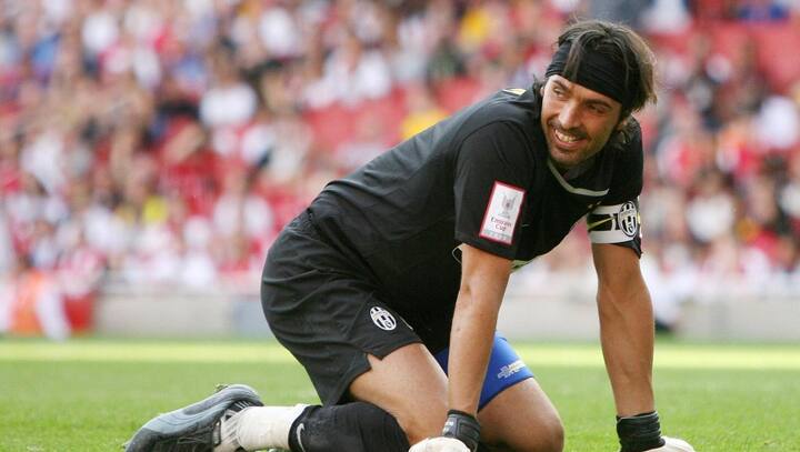 এএস রোমার বিরুদ্ধে ২০০৭ সালে একটি ম্যাচে দুরন্ত সেভ করেছিলেন বুঁফো। পরপর ২টো সেভ করেন তিনি।