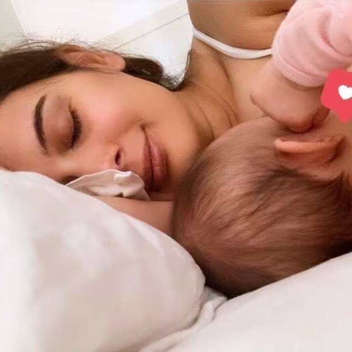 অর্থাৎ মা কর্মরতা হলেও সন্তানকে দুধ খাওয়াতে পারেন। সে-ক্ষেত্রে দুধ গেলে স্টোর রাখতে হবে । রেফ্রিজারেটরে রাখতে হবে এই দুধ।