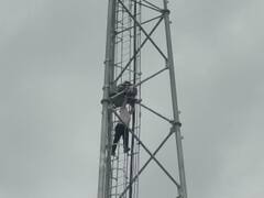 बच्ची को न्याय दिलाने के लिए कोटड़ी पुलिस थाने में धरना जारी, मोबाइल टॉवर पर चढ़े दो प्रदर्शनकारी