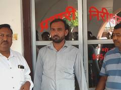 बस्ती में रिश्वत लेते रंगे हाथ पकड़ा गया पेशकार, वसीयत में नाम चढ़ाने के लिए की थी पैसे की डिमांड