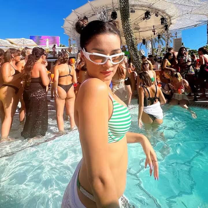 અવનીત કૌરની આ સિઝલિંગ તસવીરો સોશ્યલ મીડિયા પર ખૂબ વાયરલ થઈ રહી છે અને ઈન્ટરનેટનું તાપમાન પણ વધારી રહી છે.