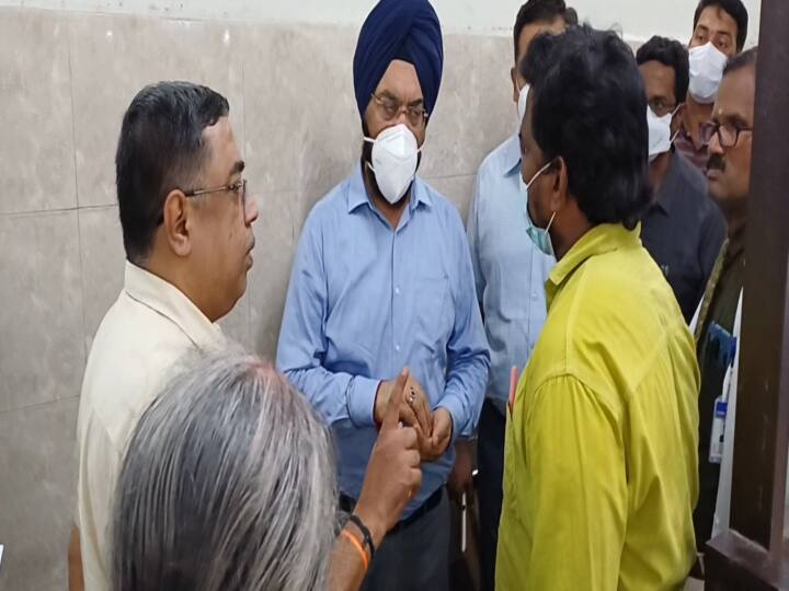 Health Secretary Gagandeep Singh Bedi's surprise inspection at Chengalpattu Government Hospital TNN கழிவறைகளை பார்த்து டென்ஷனான ககன்தீப் சிங் பேடி; கேட்ட கேள்வியில் அதிர்ந்த அதிகாரிகள்