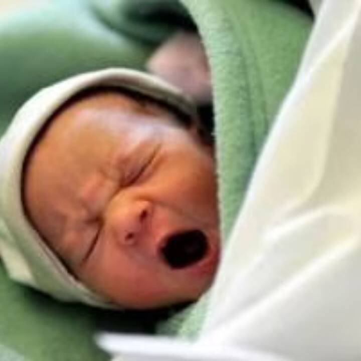 সন্তান জন্মের পর থেকেই স্তনদুগ্ধ পান করানো প্রয়োজন। জন্মের পর ৬ টি মাস শিশুকে মায়ের দুধ ছাড়া কিচ্ছুটি না খাওয়ানোরও পরামর্শ দেন চিকিৎসকরা।