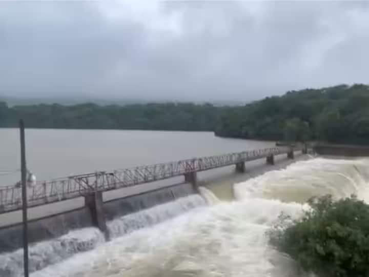 Radhanagari dam : धरण पाणलोट क्षेत्रात पावसाचा जोर ओसरल्याने राधानगरी धरणाचे सर्व स्वयंचलित दरवाजे बंद झाले आहेत.  धरणाच्या 5 आणि 6 नंबरच्या स्वयंचलित दरवाजातून पाण्याचा विसर्ग सुरु होता.