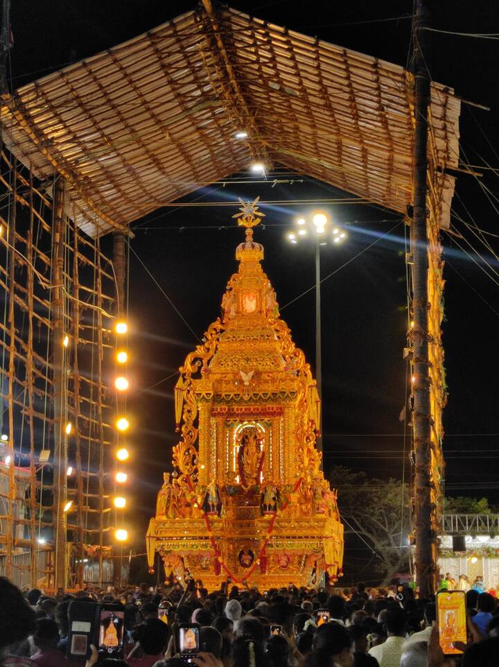 இந்த தேரின் மேல் பகுதியில் ஒரு நட்சத்திரம் அமைக்கப்பட்டுள்ளது. இது அன்னை கடலின் நட்சத்திரம் என்பதை குறிக்கும் வகையில் அமைக்கப்பட்டுள்ளது.அன்னையை சுற்றிலும் ஒன்பது கோள்கள் இருப்பதை குறிக்கும் வகையில் அன்னையை சுற்றி ஒன்பது மீன்கள் உள்ளன .மேலும் அன்னைக்கு தங்க கிரீடமும் அணிவிக்கப்பட்டுள்ளது .பூமி மற்றும் ஆகாயத்தின் ராணி என்பதை குறிக்கும் வகையில் இந்த கிரீடம் அமைக்கப்பட்டுள்ளது.