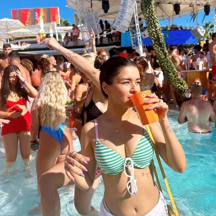 તસવીરોમાં, અવનીત લીલા રંગની બિકીની પહેરેલી જોવા મળે છે, જેને તેને સફેદ રંગની હાઈ-સ્લિટ સ્કર્ટ સાથે જોડી છે. આ લૂકમાં તે ખૂબ જ ગ્લેમરસ લાગી રહી છે. અભિનેત્રીએ મિનિમલિસ્ટિક મેકઅપ કર્યો છે અને પોતાના વાળને બન સ્ટાઈલમાં રાખ્યા છે.