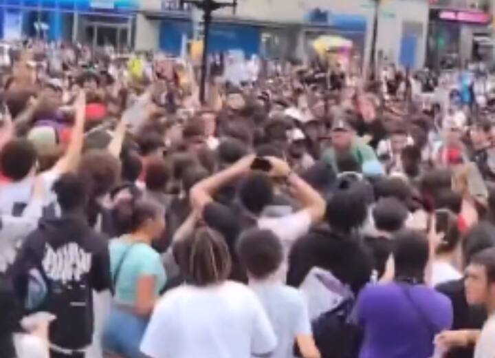 Riots In New York After a message of social media influencer watch video Watch: सोशल मीडिया इन्फ्लुएंसर के इस मैसेज के बाद न्यूयॉर्क में भड़की हिंसा, लोगों ने जमकर मचाया उत्पात