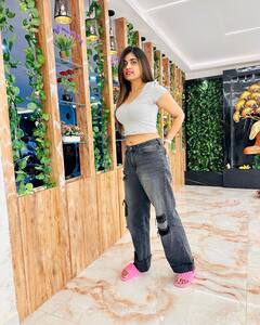 Rithu Chowdary Photos : జీన్స్ టీ షర్ట్ వేసిన రీతూ చౌదరి - మాస్ ఫోజులతో