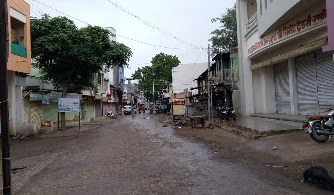 Jalgaon Crime : पीडितेच्या कुटुंबीयांना 50 लाखांची मदत, खटला फास्ट ट्रॅक कोर्टात, संशयिताला कठोर शिक्षेच्या मागणीसाठी आज भडगाव बंद maharashtra news jalgaon news Strict lockdown in Bhadgaon city in case of murder of eight year old girl Jalgaon Crime : पीडितेच्या कुटुंबीयांना 50 लाखांची मदत, खटला फास्ट ट्रॅक कोर्टात, संशयिताला कठोर शिक्षेच्या मागणीसाठी आज भडगाव बंद